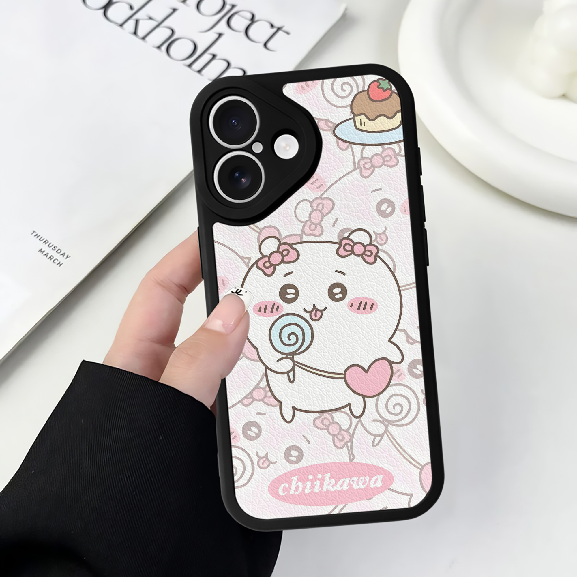 （画像用） ちいかわ Chii-kawa 【iPhone 16シリーズ対応】シリコンスマホケース（レザー調） 材質：シリコン
